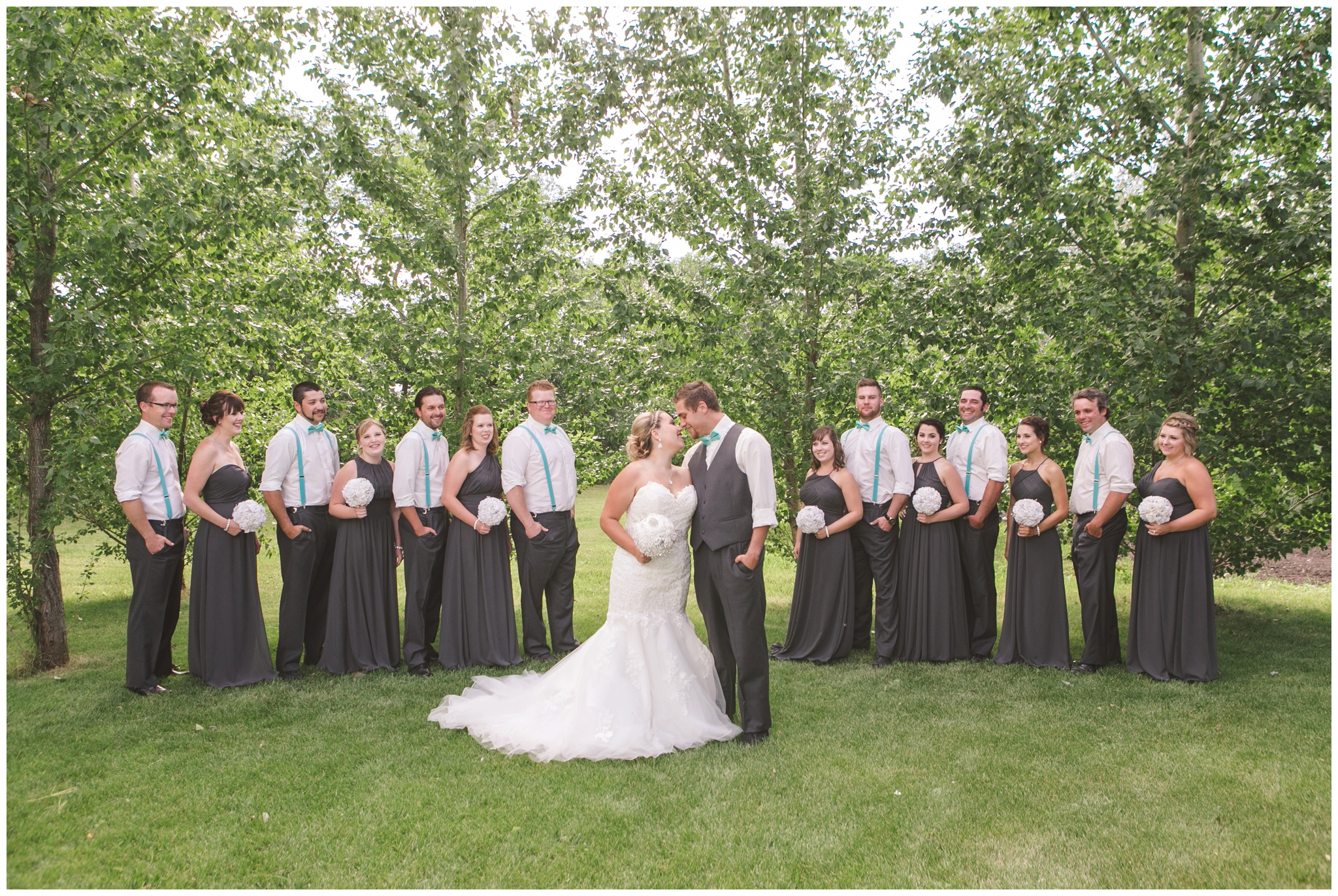 How to pose a large wedding party photo