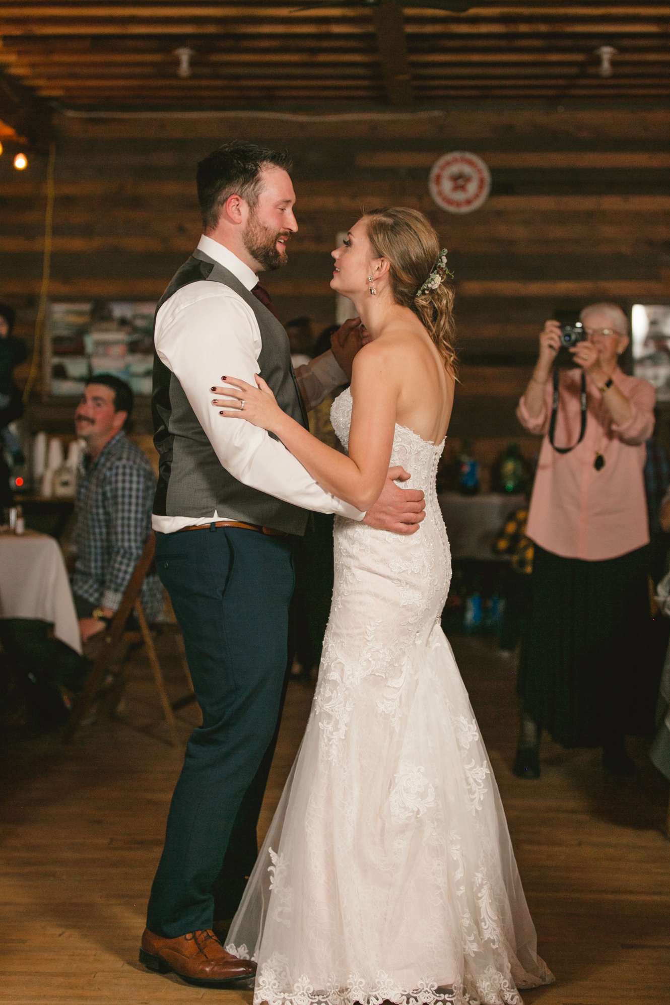 How to take first dance photos at a wedding photo
