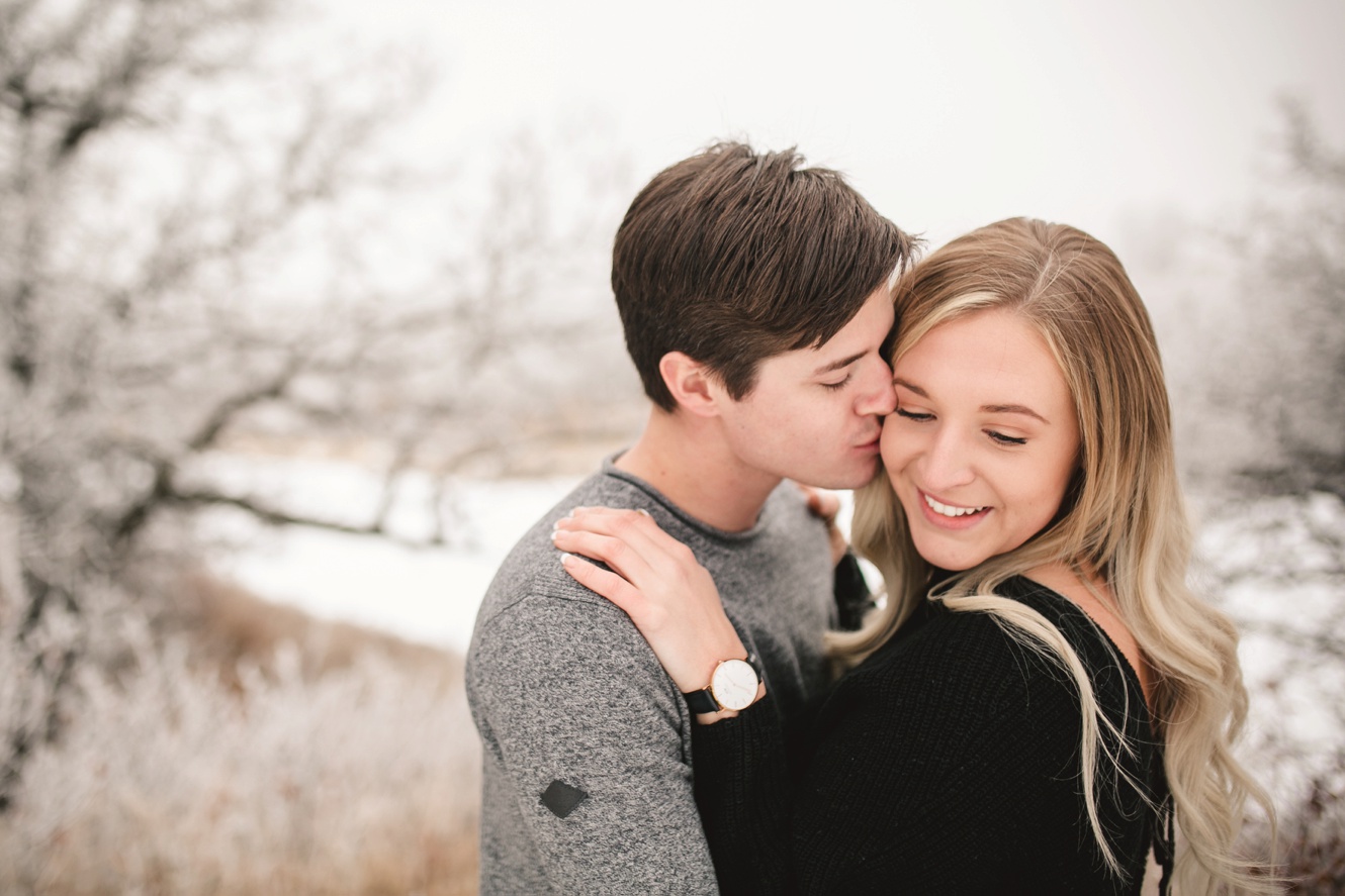 How to pose couples for engagement session