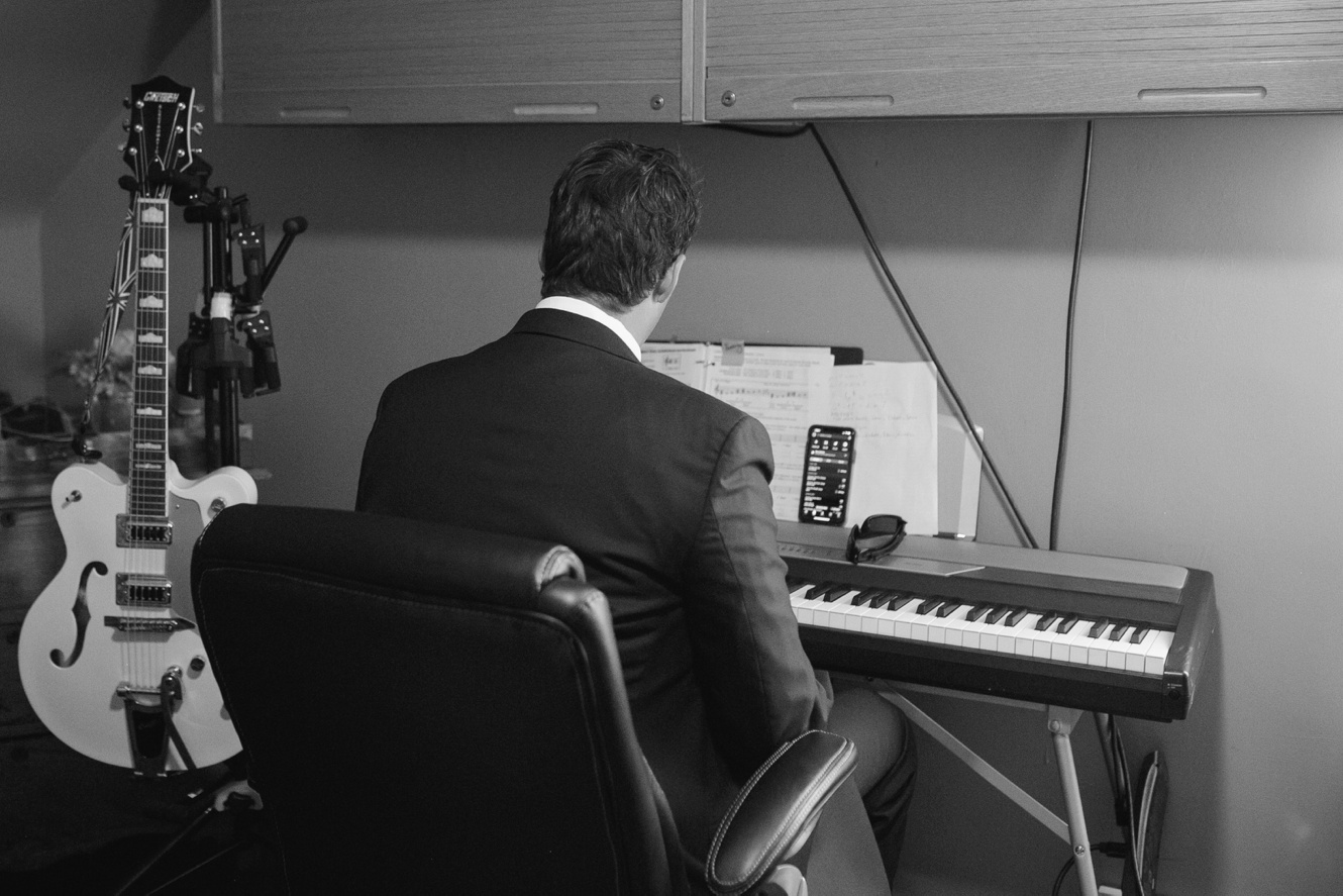Musical groom plays piano before wedding