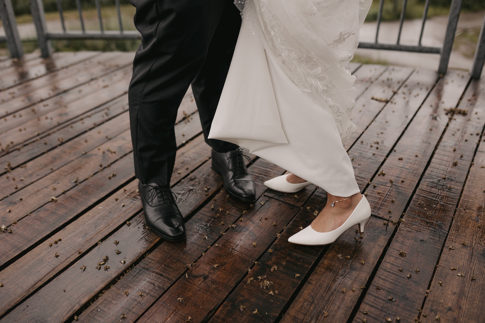 How to photograph a wedding in the rain