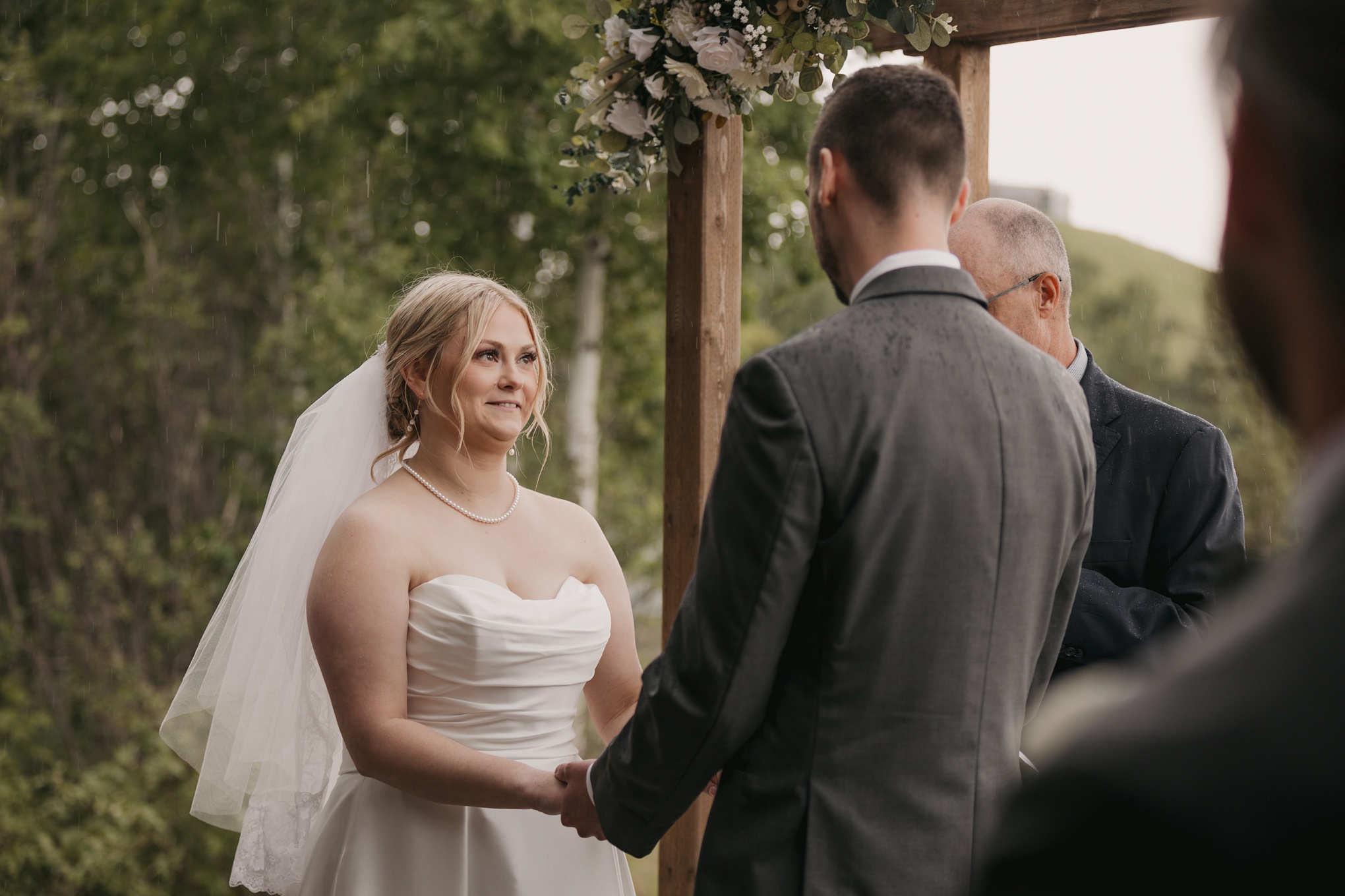 Rainy day wedding at asessippi photos